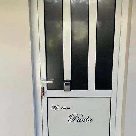 Nina & Paula - Paula *