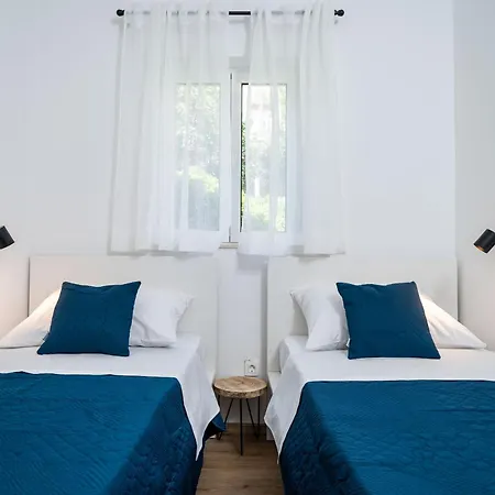 Nina & Paula - Paula *