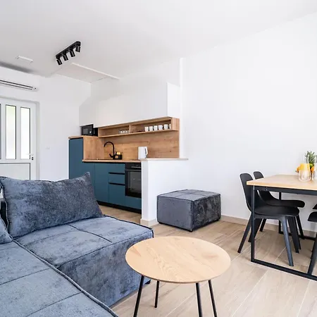 Nina & Paula - Paula *