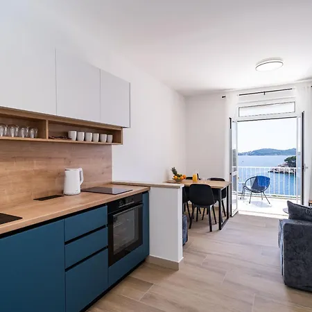 Nina & Paula - Paula