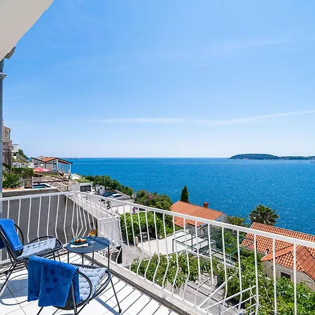 Nina & Paula - Paula *